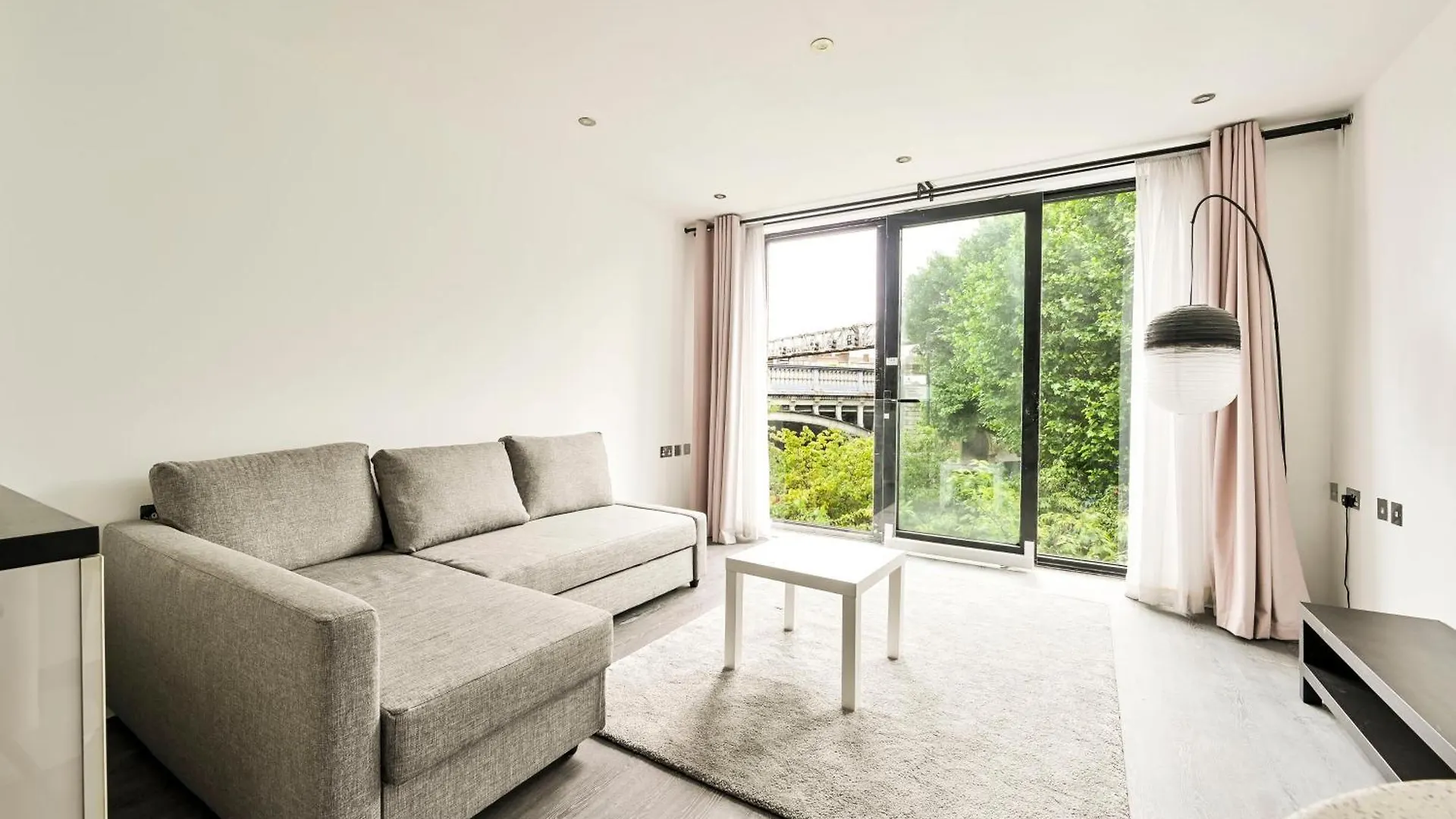 Apartment Bright Flat 1 Min To Tower Bridge - Green Views London United Kingdom